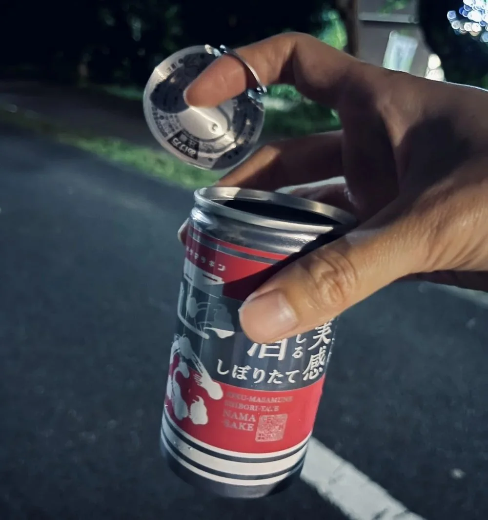 缶の蓋を人差し指に引っ掛けて持つ生酒缶